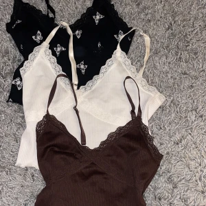 Toppar  - Jag säljer alla dessa 3 toppar från hm, men du kan skriva om du vill ha bara en eller två av dem Fick bara plats med en bild av den vita men dem andra sitter likadant fast lite tightare Svart/brun storlek XS, vita i storlek S 29kr/st