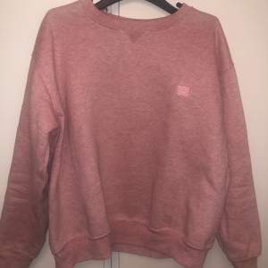 Jättefin rosa acne sweatshirt! Säljer på grund av att den är lite för liten. Säljer för 250kr. Storleken är M men jag skulle säga att den är xs/S då den är ganska liten för storleken.