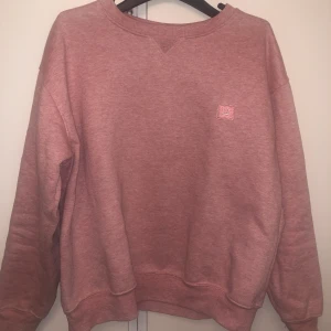 Acne sweatshirt  - Jättefin rosa acne sweatshirt! Säljer på grund av att den är lite för liten. Säljer för 250kr. Storleken är M men jag skulle säga att den är xs/S då den är ganska liten för storleken.