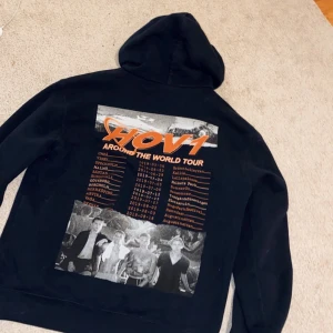 Hov1 hoddie - Säljer denna limited edition Hov1 marinblåa ”around the world tour hoddie”. Sparsamt använd. (Pris kan diskuteras) 