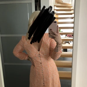 Klänning  - Säljer denna fina klänning då jag inte använder den längre. Använd endast två gånger. 