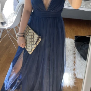 Balklänning  - Säljer mina så fina balklänning som jag enbart använt en gång!!  Uppsyd!!! Så för er som är 1,58+ passar den!! Färgen är marinblå! 