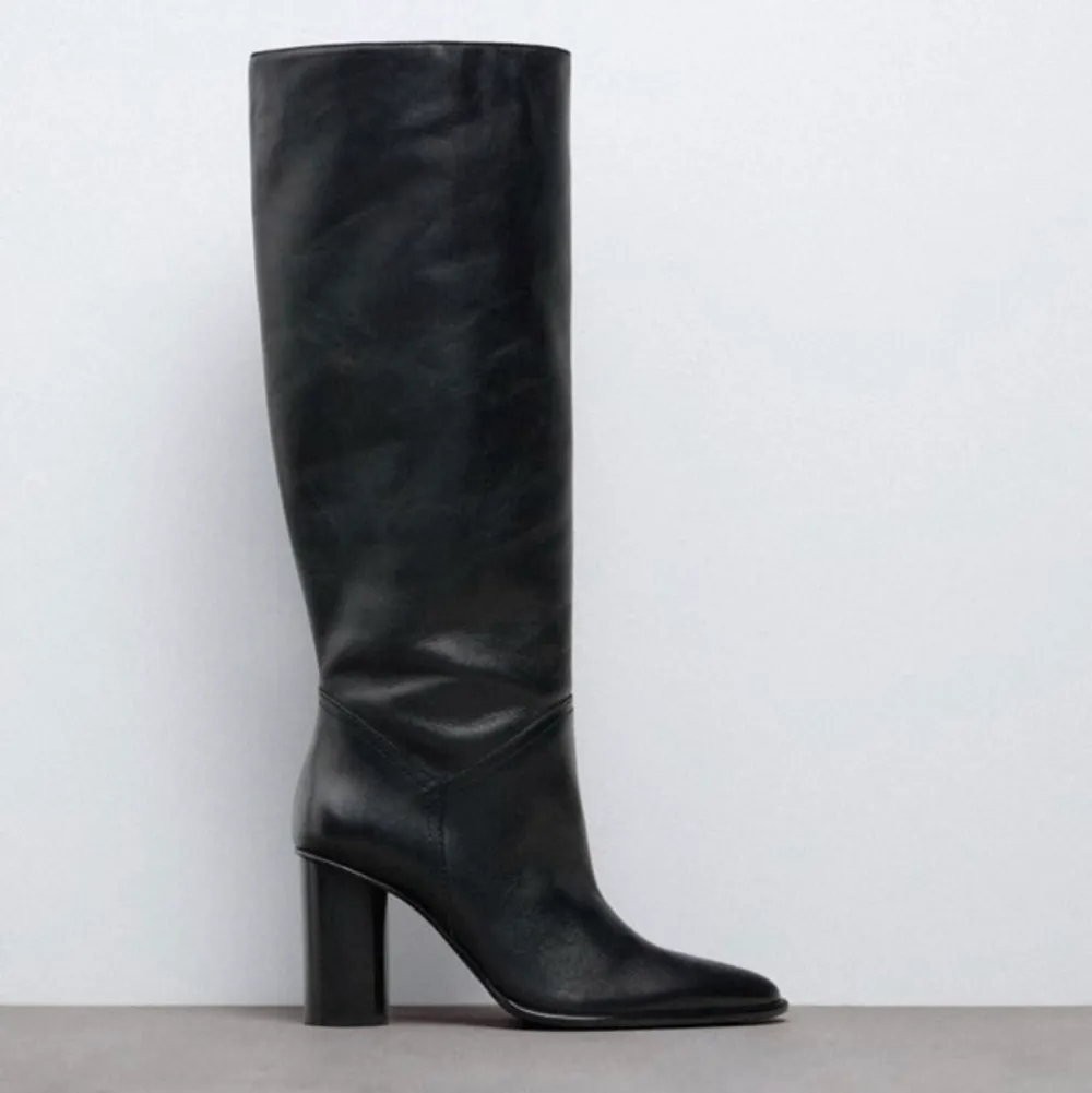 Snygga boots i läder som jag köpte i somras, oanvända. Säljer pga fel storlek.💕💕. Skor.