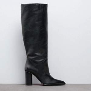 Snygga boots i läder som jag köpte i somras, oanvända. Säljer pga fel storlek.💕💕
