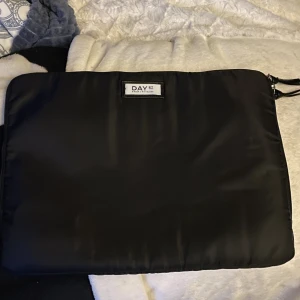 DAY laptopfodral  - Ett ganska nytt laptopfodral from DAY:et. Bredd 42cm höjd 31cm  💕