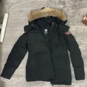 Pris kan diskuteras. Äkta Canada Goose jacka, har haft den i ungefär 1 år, den ser nästan helt ny ut men jag har gått ner i vikt så den passar ej så bra längre därför vill jag sälja den.  