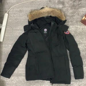 Canada Goose strl M - Pris kan diskuteras. Äkta Canada Goose jacka, har haft den i ungefär 1 år, den ser nästan helt ny ut men jag har gått ner i vikt så den passar ej så bra längre därför vill jag sälja den.  