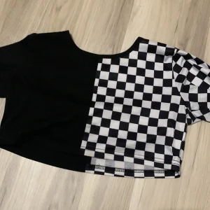 Shien magtröja  - jag n magtröja från shien använts många gånger men fortfarande jätte fin.❤️ett bra klädesplagg till en liten flicka eller pojke  8-10år 