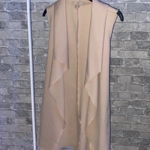 Kimono kappa - Jag säljer den här ”kimonon” på grund av att jag inte använder den, jag har haft den i några månader men bara använt den 1 gång. Den är i strl 38 men funkar lika bra i 36 och 34.