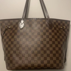 Louis Vuitton - Neverfull MM - 31x28x14 cm  Inköpt 2016 i Louise Vuitton butik i Barcelona. Kvitto finns att få vid köp. Ena hörnet under är lite skrapat, inget som syns på bild och aningen sliten insida men ej synligt. Tillhörande dustbag.  Hämtas centrala Stockholm eller skickas. 