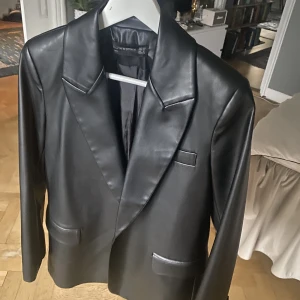 Skinn kavaj - Skinn kavaj från Chiquelle! Strl 36, normal i storleken inte oversized.  Nypris 600kr