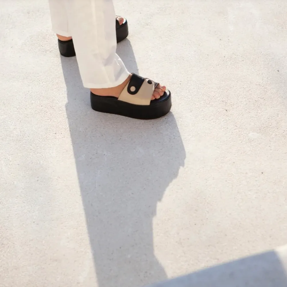 The prettiest and coolest yin yang slides bought directly in Bali! They’re in practically unused condition as they’re unfortunately a size too big for me. . Kengät.