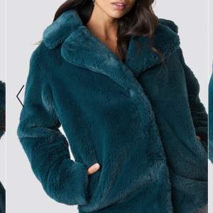 Mörkgrön Soft Faux Fur Jacket från NAKD Dilara collection, superfint skick, en knapp lite lös men lätt fixat🙏🏽 Nypris 500, använd fåtal gånger