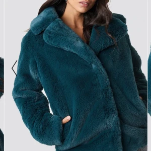 Vinterjacka faux fur - Mörkgrön Soft Faux Fur Jacket från NAKD Dilara collection, superfint skick, en knapp lite lös men lätt fixat🙏🏽 Nypris 500, använd fåtal gånger