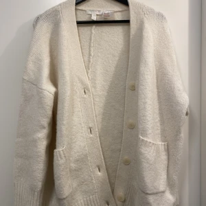 Snygg oversized kofta - En snygg stickad oversized kofta. Färgen är benvit och har används ett fåtal gånger. Stroleken är XS men skulle säga att den är  Mer som S/M Köparen står för frakten.