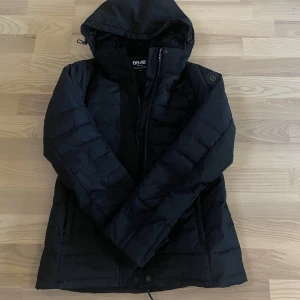 Skidjacka 8848 altitude - Jättefin skidjacka som endast är använd en gång så den är i nyskick, storlek 160 men passar mig som vanligtvis har Xs, nypris 1600kr🫶🏼 jag står för frakten 