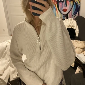 Tröja  - Stickad half ziped tröja från AFJ x nakd, storlek S