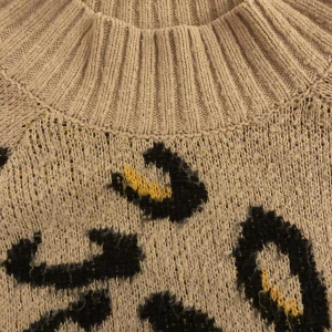 Leopard mönster tröja - Jättefin stickad tröja säljer pg av att plagget används ej längre