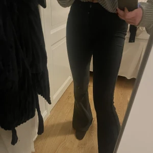 Bootcut jeans från dr denim  - Svarta dr denim jeans i bra skick använda fåtal gånger! Modellen Macy. Storlek xs 😊