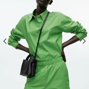 Arket väska  - Säljer nu denna väska då jag sparar till en ny, det är en perfekt väska som passar till allting❤️ Nypris: 1200kr