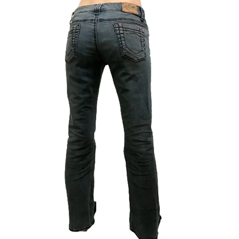 Ett par snygga lågmidjade jeans från River Island i stl 12❤️‍🔥 De liknar true religion jeansen med sina ikoniska kontrastsömmar. De har även glittrig tråd invävt i tyget. Det finns små täcken på användning⭐️ Midja-76cm Innerbenslängd-78cm Köp nu är på💋 . Jeans & Byxor.