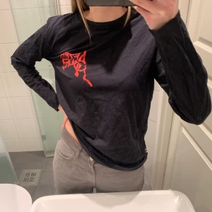 The Weeknd merch - Säljer nu min ascoola The Weeknd merch tröja! Unisex och lite oversized. Ascoolt tryck på ryggen!! 