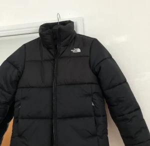 North face Zaikuru - En North face zaikuru jacka. Använd 1 vinter. Som NYSKICK. Inget slitage alls.