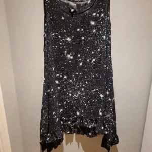 Svartvitt klänning - En svart och vit klänning i storlek xs/s från Monki. 