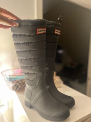 hunter stövlar  - säljer mina hunter stövlar  dem har en liten reva i tyget på ena stöveln men annars är dem som nya. 
