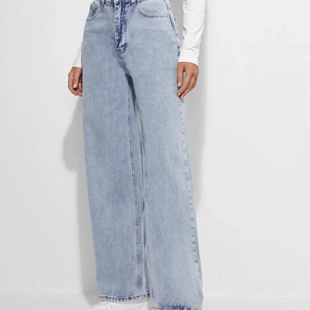 Superskönt ljusblå jeans. Säljer på grund av att de inte längre passar men bra passform om man gillar lite lösare runt benen. . Jeans & Byxor.