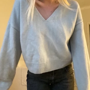 Stickad tröja i ull💫🤍 - Säljer denna superfina stickade tröja i ull. Jättefin dov grå/blå färg och knappt använd! Storlek M (funkar till S också). Bud gäller men går även att köpa direkt vid bra pris och snabb affär💫💫💫  köpare står för frakt!