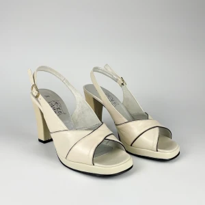 Vintage 90s 00s Y2K More Over leather chunky  heel open square toe sandals shoes in off white size 38 EU - Vintage 90s 00s Y2K More Over real leather chunky  heel open square toe sandals shoes in off white size 38.  Few scratches here and there, the lining is partially recovered by heavy leather filler. Heels: 10 cm. Ask for full description. No returns.