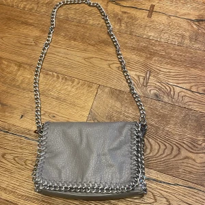 grå väska  - väldigt fin grå väska💕