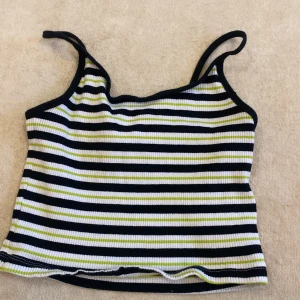 Topp  - Storlek M men sitter som xxs- xs