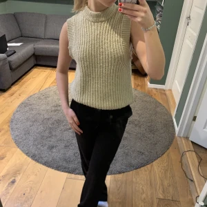 Stickad väst Vila strl xs - Super snygg beige väst perfekt nu till kallare tider! Funkar till alla slags byxor och kjolar och är välanvänd. Den har inget slitage och ser nyköpt ut.