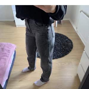 Säljer dessa jeans från Gina Tricot, dem är i fint skick. Vid intresse tveka inte att kontakta! 🤩 Nypris 600kr