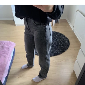 Grå Jeans  - Säljer dessa jeans från Gina Tricot, dem är i fint skick. Vid intresse tveka inte att kontakta! 🤩 Nypris 600kr