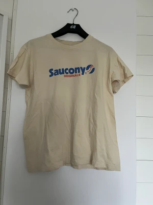 T-shirt saucony  - T-shirt köpt från Alice Stenlöf! Använd sen tidigare men i gott skick! 