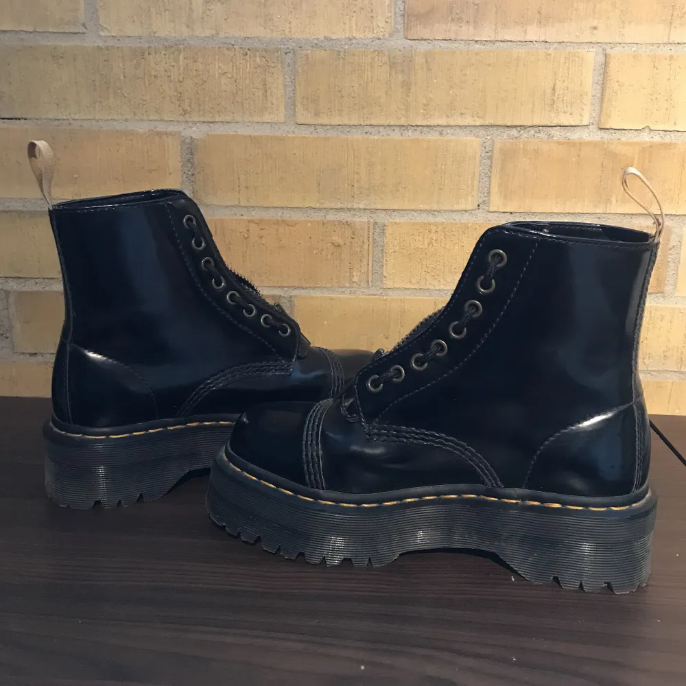 DR. MARTENS ankel stövlar platt häl vegan i jättebra skick! Bara använt ett fåtal gånger. Nypris 2500 sek. . Skor.