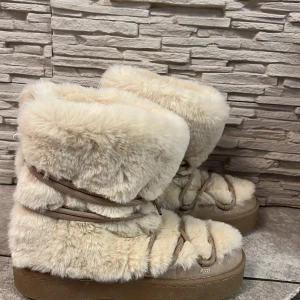 Populära hm skorna - Helt nya slutsålda skor från hm som var jätte svåra att få tag på men tyvärr för stora för mig. 