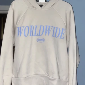 Hoodie kroppad  - En lite kroppad hoodie från Gina Tricot. Storlek S. Knappt använd. 200 kr + fraktkonsaden. Pris kan diskuteras.