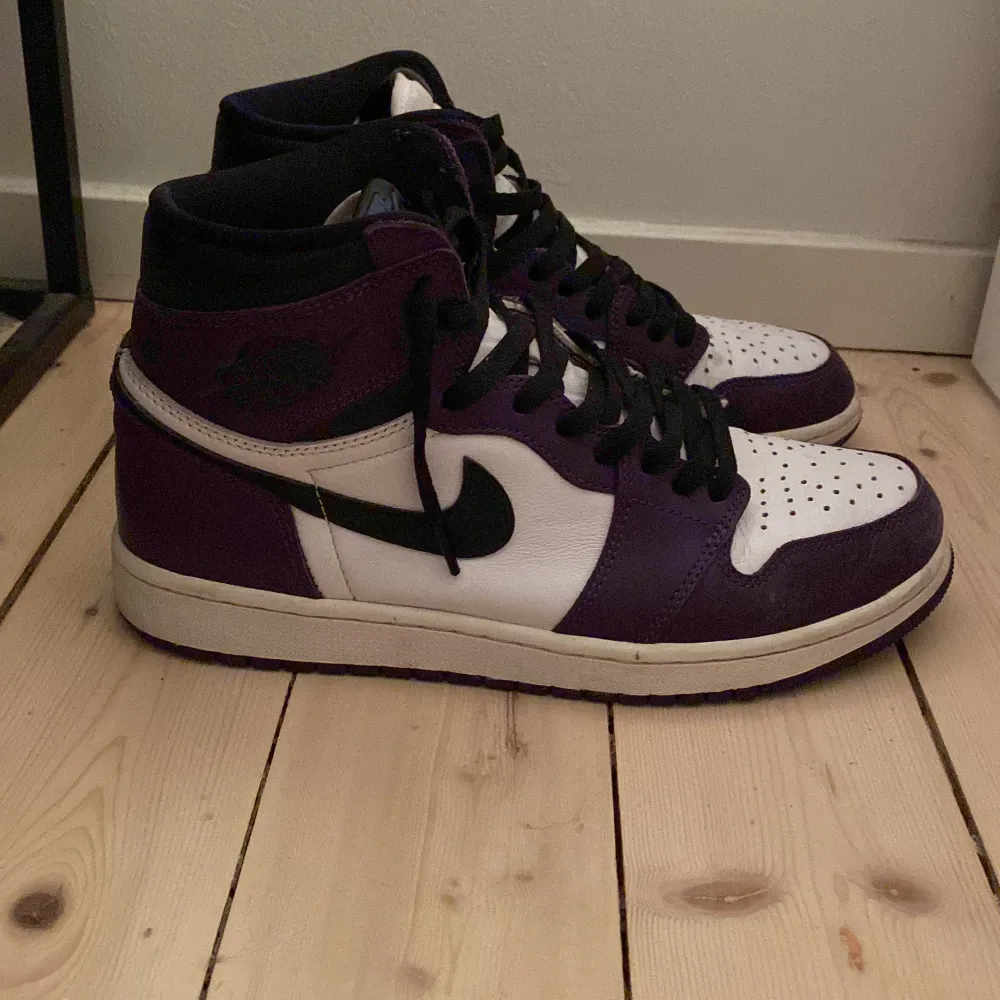 Säljer min Jordan 1 retro high og court purpel. Storlek 43. Skriv för fler bilder och frågor!. Skor.