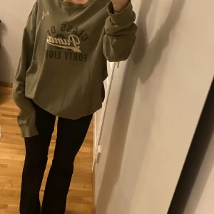 Grön vintage nike tröja - Grön vintage nike tröja i fint skick. Köpt sparsamt använd av mig och har inga defekter. Väldigt stor och mysig.