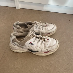 Fila skor  - Fila skor i str 38 i fint skick, bara att dom är lite smutsiga men går lätt att fixa!! Snabb affär så möts bara upp för orkar inte posta och så❤️❤️❤️ Pris går att diskuteras 