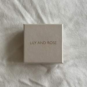 Säljer ett par örhängen från Lily and Rose, säljes pga används ej. Använt max 2 gånger, säljes för 275kr. 