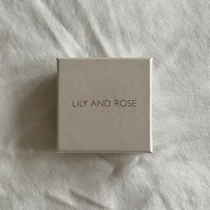 Lily and Rose  - Säljer ett par örhängen från Lily and Rose, säljes pga används ej. Använt max 2 gånger, säljes för 275kr. 