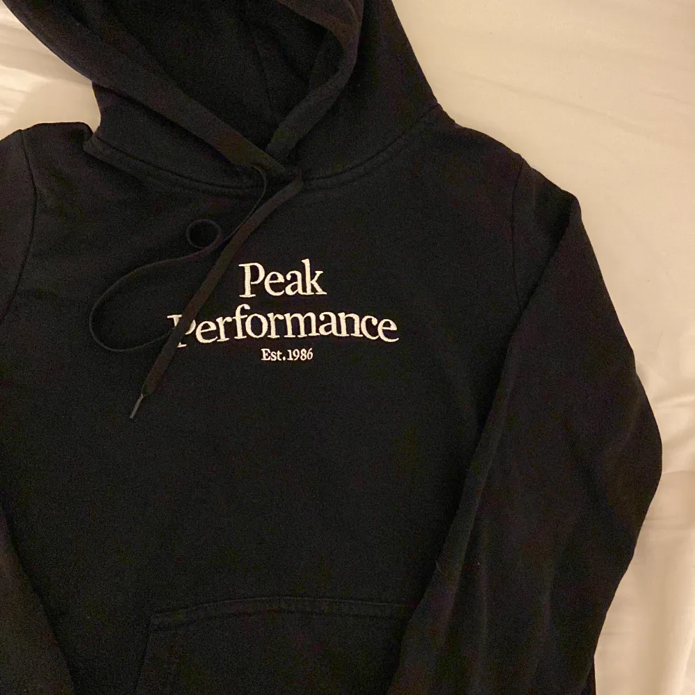 En svart peak performance hoodie i storlek Xs. Tröjor & Koftor.