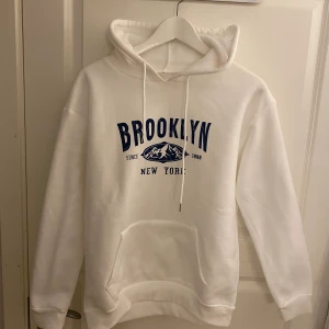 Hoodie - Vit hoodie som aldrig är använd eller tvättad, storlek medium.