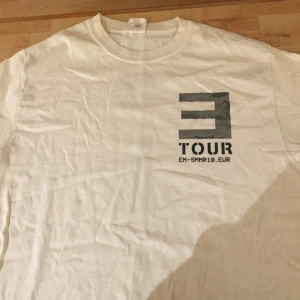 Eminem tour 2018 - Storlek S, däremot ganska tajt, rekommenderar att man har XS-S i storlek Jag står ej för frakt, därför gäller priset + ev. Frakt