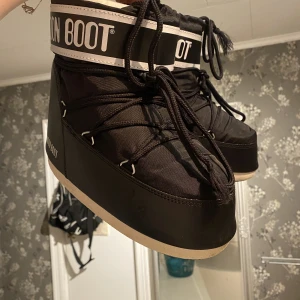 MOON BOOTS 39-41 - Säljer då mina fina moon boots då jag vill köpa uggs istället.💞 skorna är i ett bra skick, köpte dom förra december. Knappt använda💝köpte skorna på farfetch. 